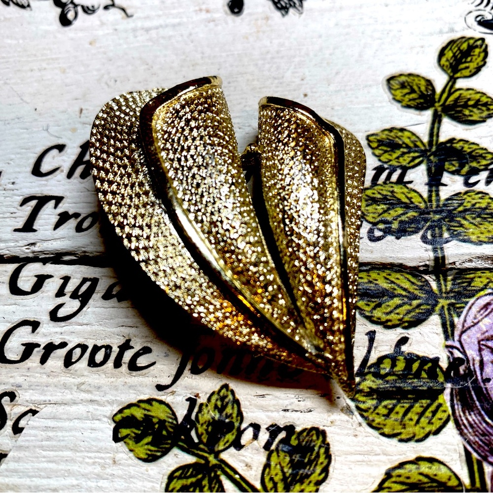 VTG Gold Tone Textured Abstract Heart Brooch Statement 80’s